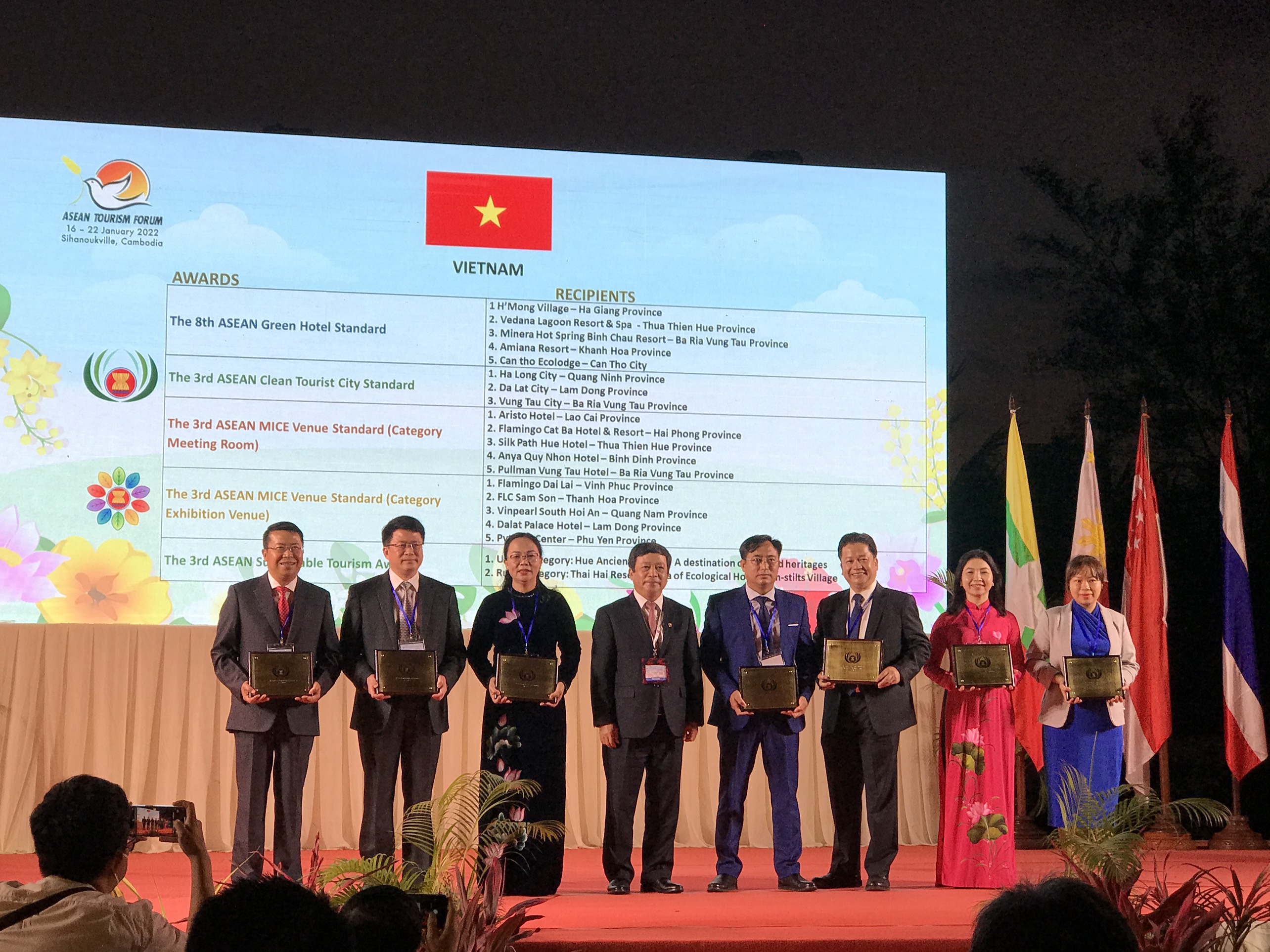 Thứ trưởng Bộ VHTTDL Đoàn Văn Việt trao giải thưởng cho các đơn vị, địa phương tại ATF 2022